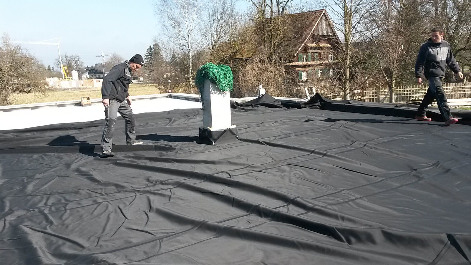 Układanie membrany EPDM na dachu płaskim