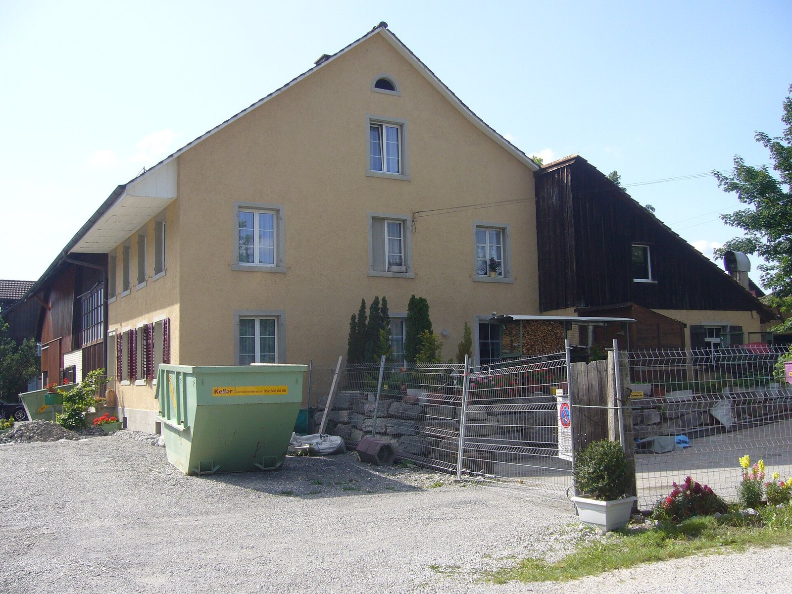 Kontener na odpady budowlane przed remontowanym domem