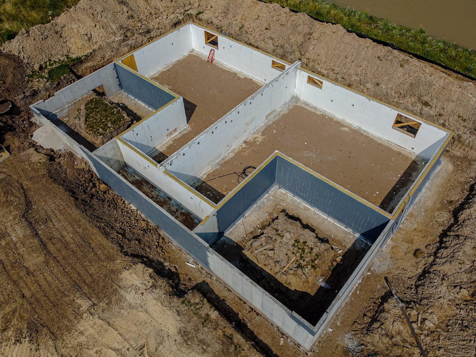 Ściany fundamentowe domu jednorodzinnego widziane z góry