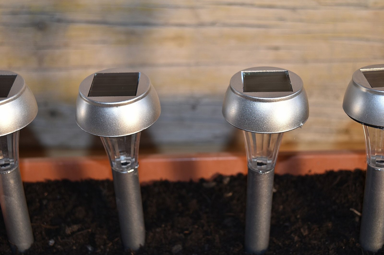 Lampy solarne w ogrodzie