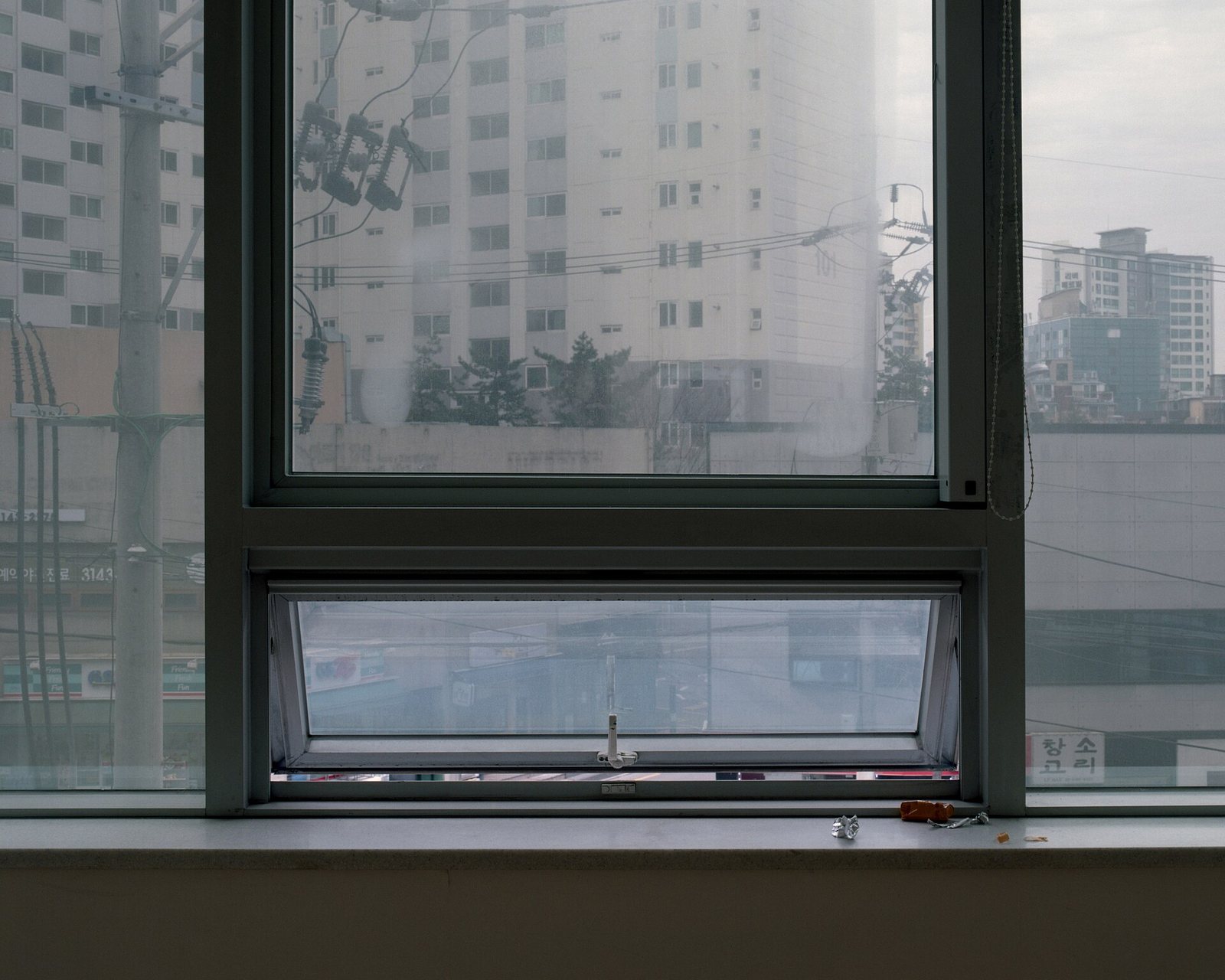 Zaparowana szyba okna od wewnątrz