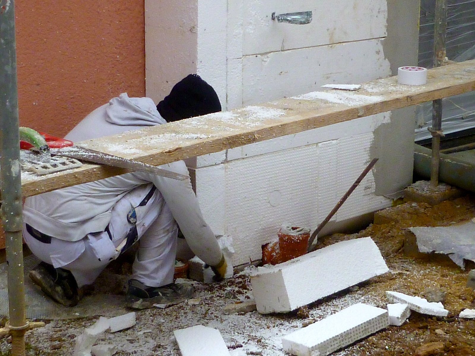 Klejenie płyt styropianowych na ścianie podczas ocieplania domu