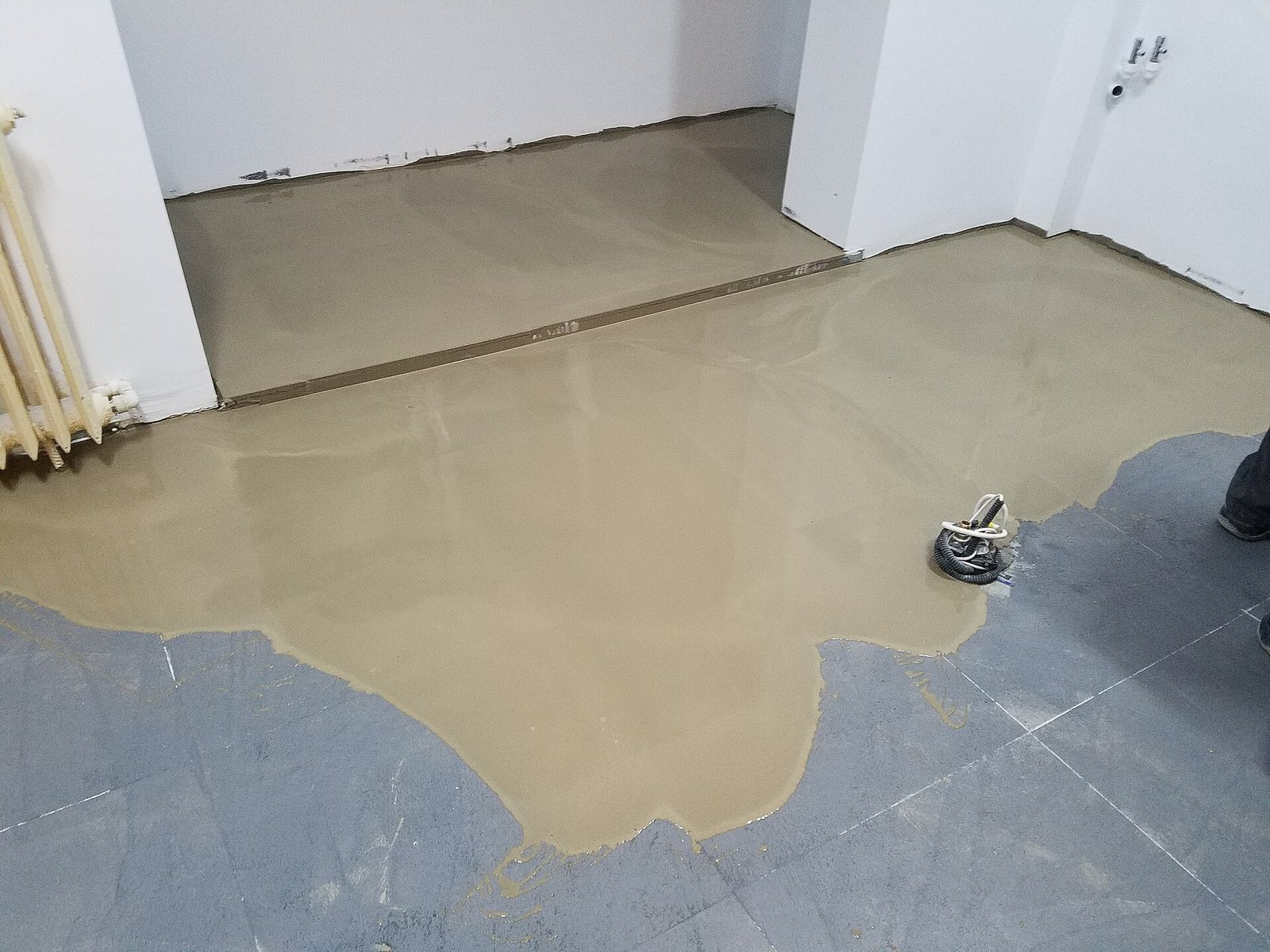 Wylewanie masy samopoziomującej na podłogę