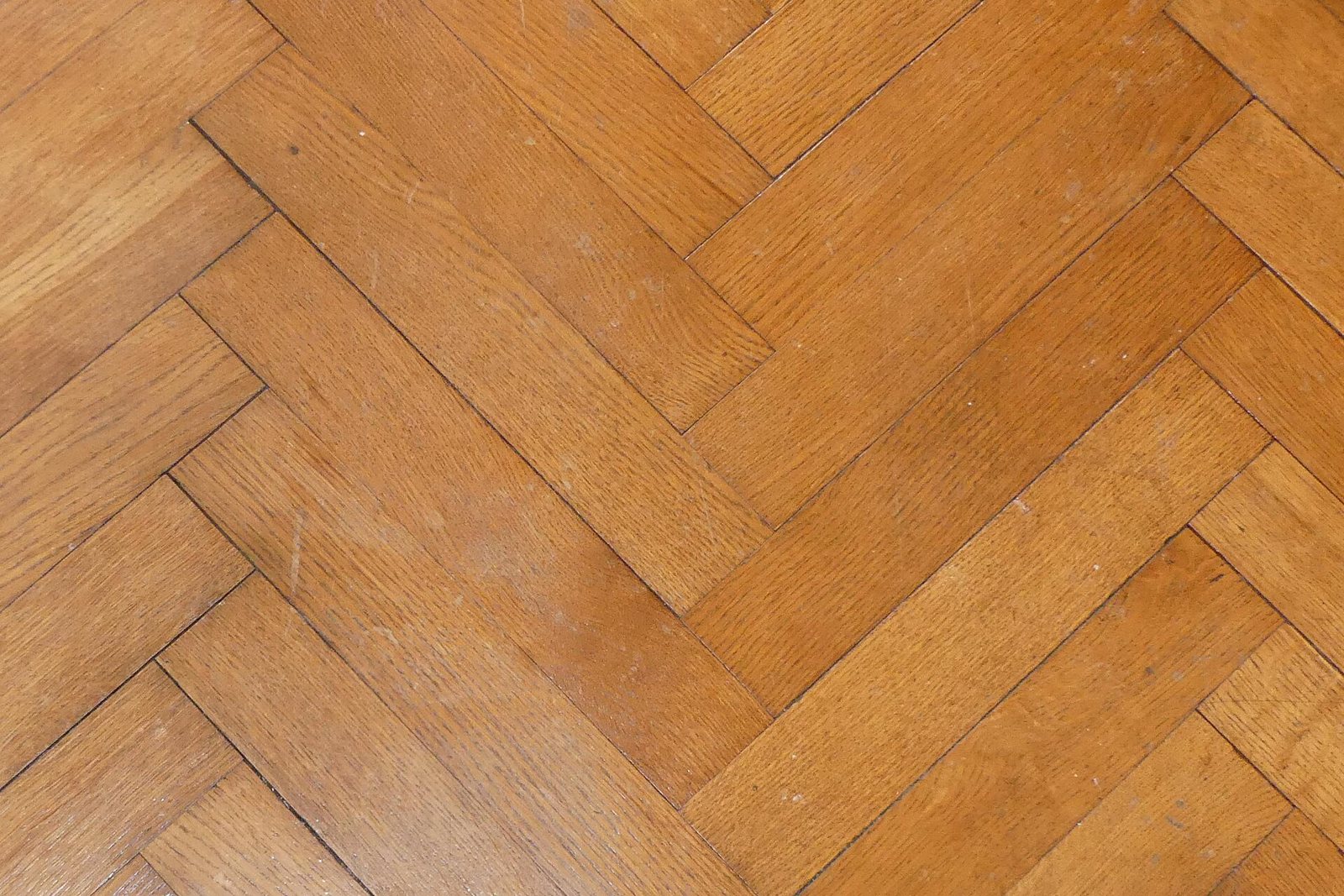 Parkiet dębowy ułożony w jodełkę klasyczną